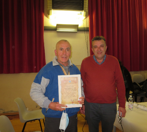 Da sinistra il premiato Ilario Alcalino e il sindaco di Pomaretto Danilo Breusa