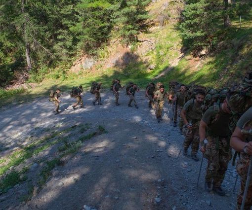 Alpini in marcia sulle vette di Pragelato per ‘150 Cime’ [FOTO]