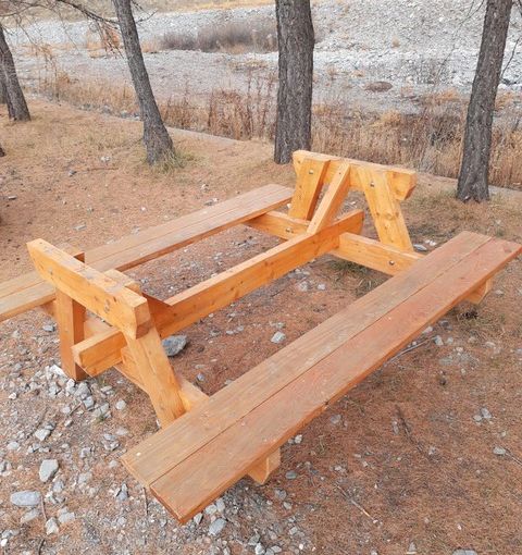 I vandali hanno preso di mira un tavolo da picnic a Pragelato