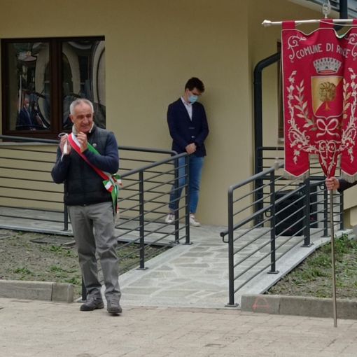 Rino Tron (in primo piano) sindaco di Roure