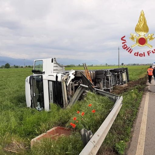 Il camion uscito di strada sulla Saluzzo-Pinerolo