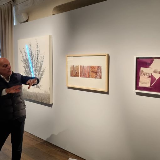 Paolo Repetto che illustra una parte della mostra