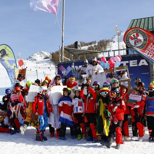 La gara di sci in maschera di domenica 19