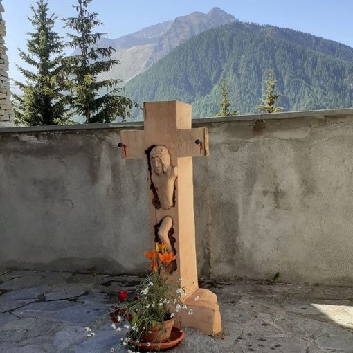 Il maestro Carlo Piffer dona un crocifisso in legno a Sestriere