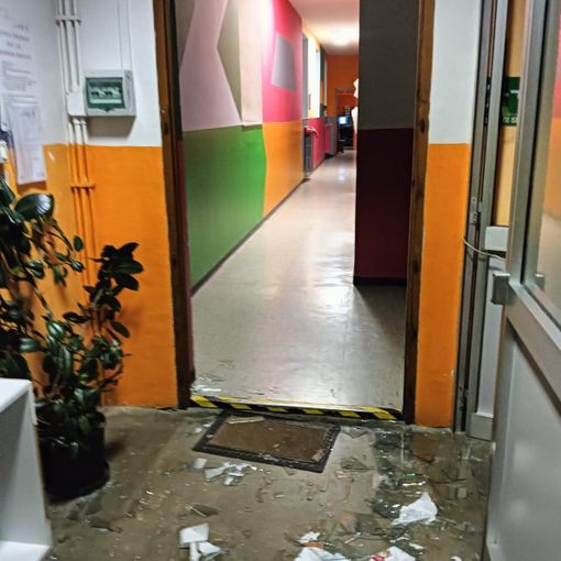 La porta a vetri sfondata