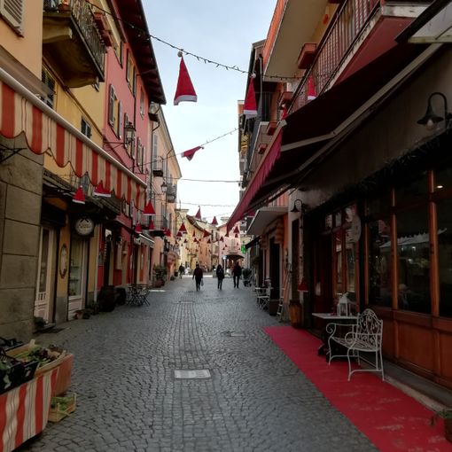 Sorprese in Borgo Santa Margherita e cappellini e bancarelle in centro a Torre Pellice