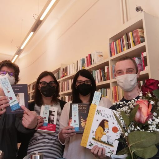 Torre Pellice Da sinistra Alessandra Quaglia della biblioteca e Cristina Perlo, Valeria Geymonat e Giacomo Corsani della libreria
