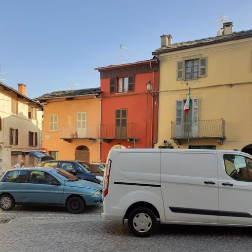 La piazzetta antistante il municipio di Torre Pellice