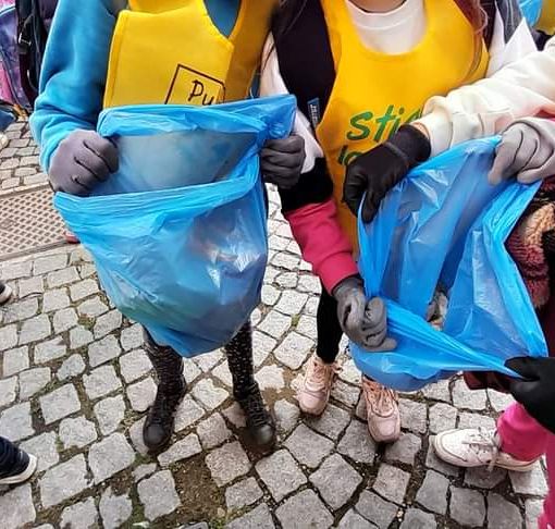 A Torre Pellice i bambini ripuliscono il centro e arredano il loro cortile