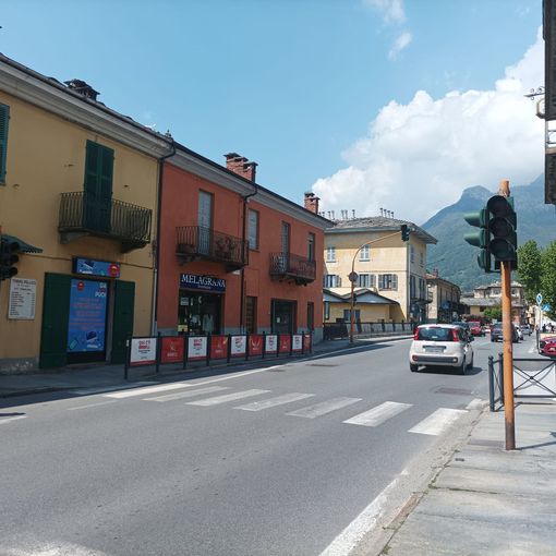 Il semaforo spento all’ingresso di Torre Pellice