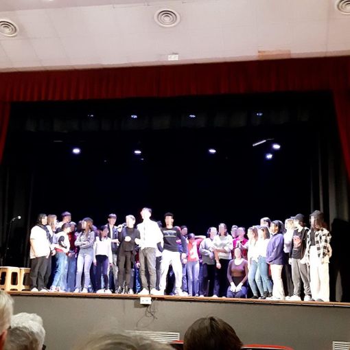 Gli alunni delle terze della Rodari sul palco del Teatro del Forte