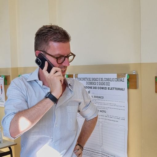 Cerato al telefono ai seggi, dopo la vittoria
