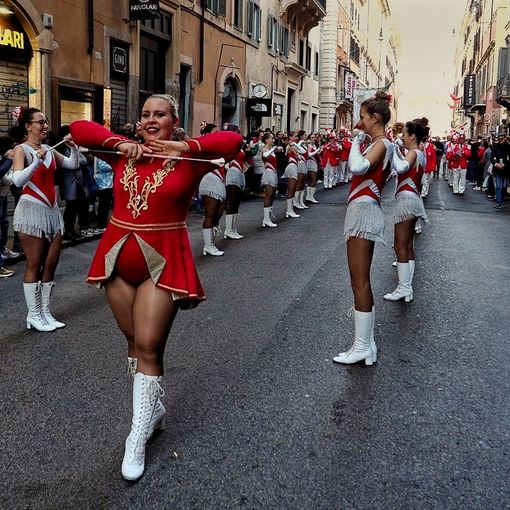 Martina Bertero alla guida delle majorettes di Vigone