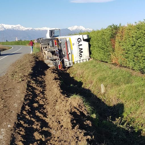 Il camion nel fosso sulla Provinciale tra Vigone e Buriasco