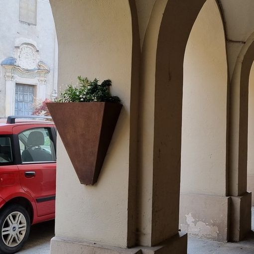 Una delle fioriere adottate