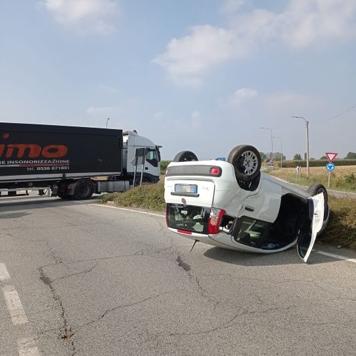 Fiat Panda ribaltata a Vigone