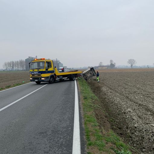 Un furgoncino esce di strada tra Vigone e Villafranca