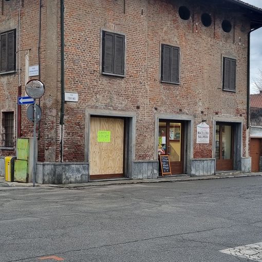 Il negozio colpito dall’auto stamattina