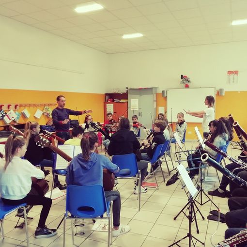 La musica dei ragazzi delle medie di Vigone arriva in casa di riposo