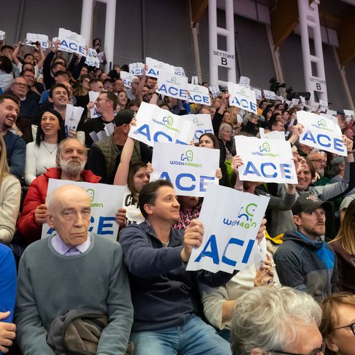 Il tributo all’mvp Akrari (foto di Christian Bosio)
