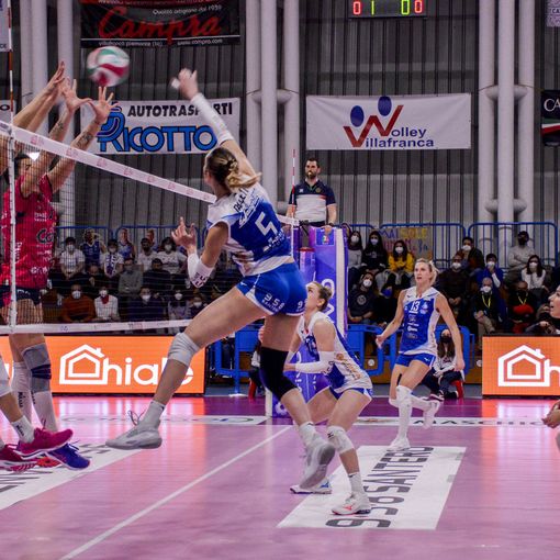 Le campionesse del volley in azione a Villafranca (Foto di Cinzia Consolati)