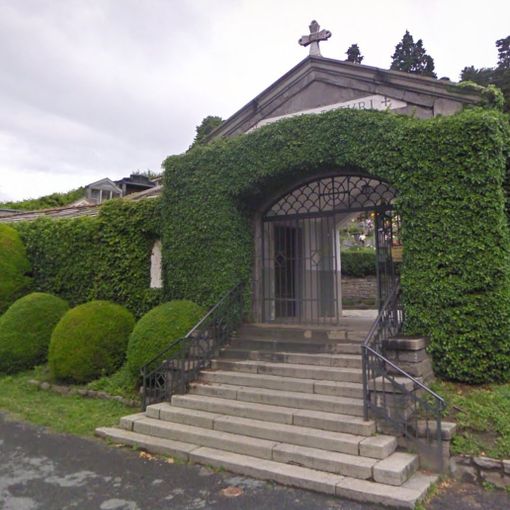 Vandali in azione al cimitero di Villar Perosa: staccata una lapide