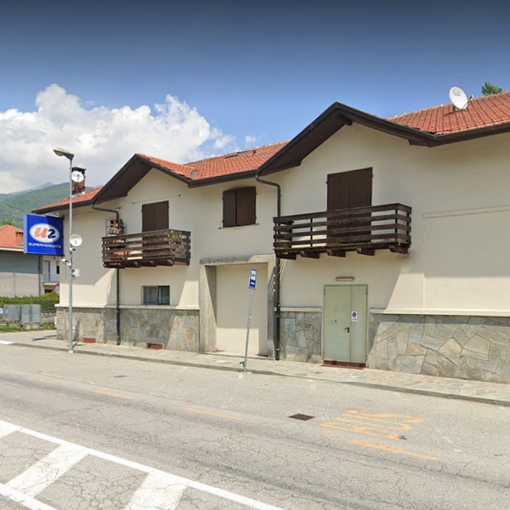 La fermata di fronte all’Unes di Villar Perosa