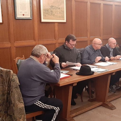 Massimo Raviola in Consiglio comunale (secondo da sinistra)