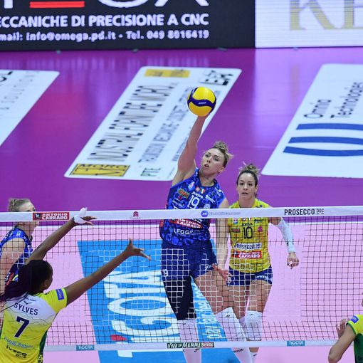 Attacco di Sarah Fahr (foto Lega Volley Femminile)