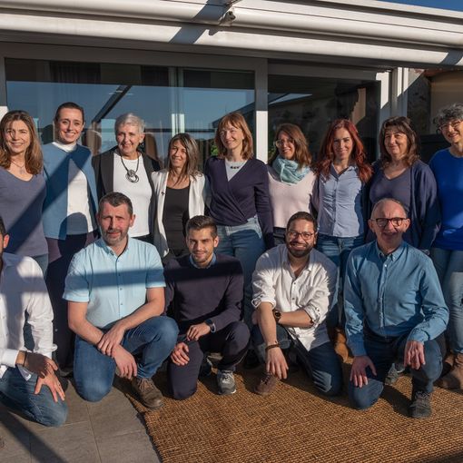 foto di gruppo di persone sorridenti