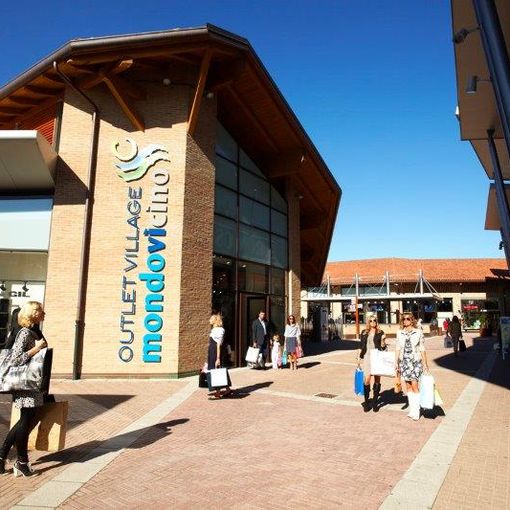 Mondovicino  Outlet Village: acrobazie, equilibrismi e la magia del fuoco