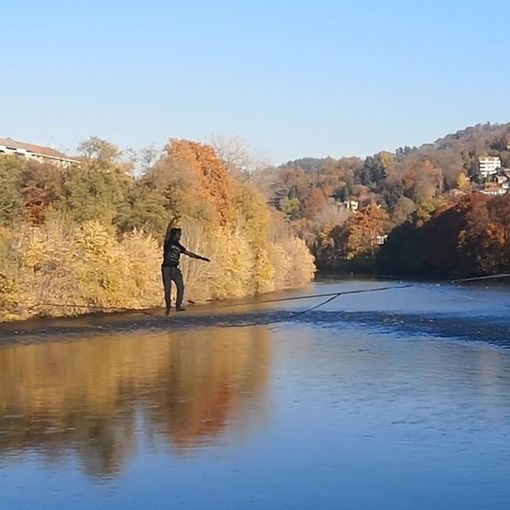 Camminano sul filo del Po sopra una corda tesa da una sponda all’altra: la magia dei funamboli incanta i passanti [FOTO E VIDEO]