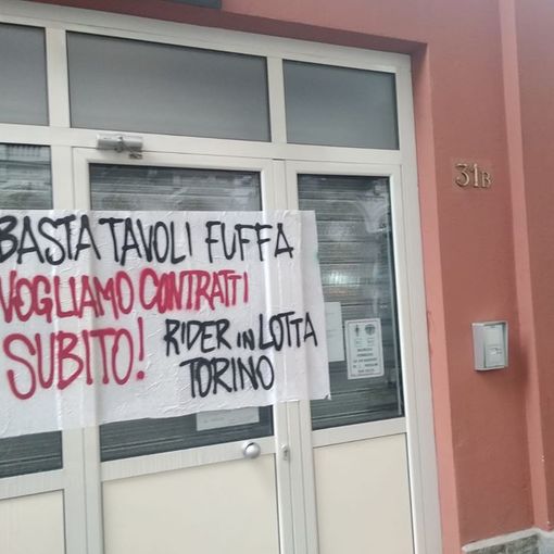 Rider in protesta davanti alla sede Filt-Cgil: mattinata di tensione in via Sacchi
