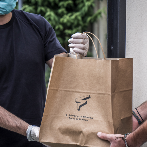 In foto un momento della consegna del servizio di delivery