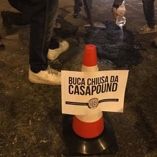 Casa Pound ripristina il manto stradale a Venaria: &quot;Chi ama la sua città, se ne prende cura e si rimbocca le maniche!&quot;