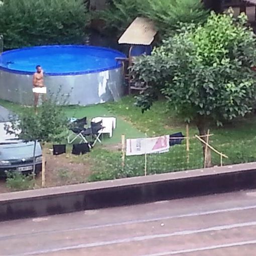 “Potrebbe sembrare l'area relax di un agriturismo naturista, invece è l'ex asilo comunale di via Alessandria a Torino, occupato dagli anarchici”