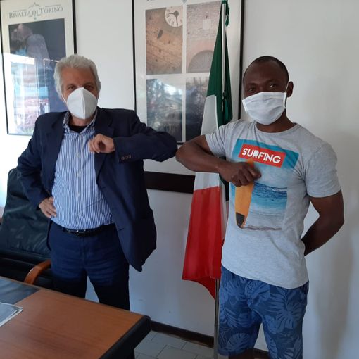 Rivalta, il sindaco iscrive all'anagrafe comunale un migrante nigeriano