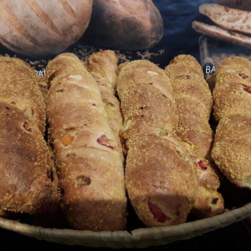 La bontà del pane e dei grissini al peperone