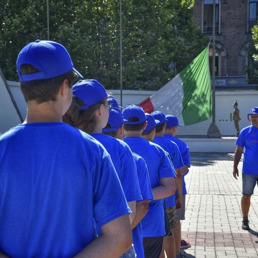 Un giorno da alpini: trenta ragazzi in visita alla caserma Monte Grappa