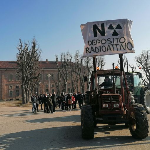 Trattori in parata contro il nucleare