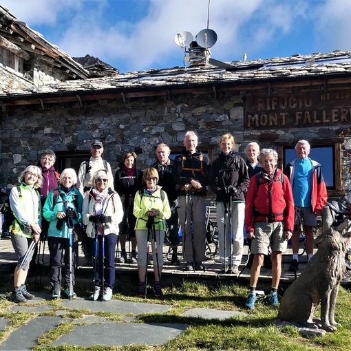 Persone che fanno trekking in una foto di gruppo