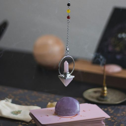 Cartomanzia, astrologia e rune: guida alla scelta del metodo giusto