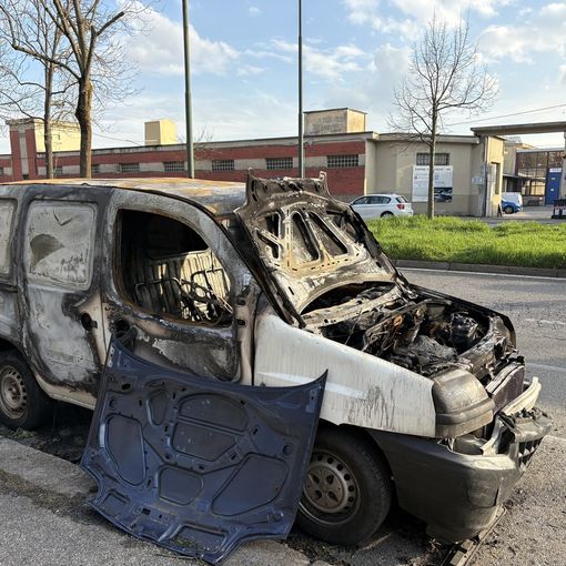 Il Doblo andato a fuoco in strada del Drosso