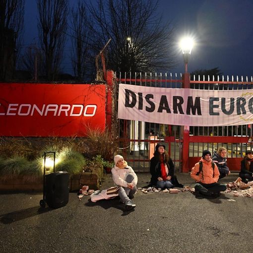 Manifestazione di protesta contro Leonardo