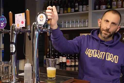 Franchino Er Criminale dietro il bancone del locale