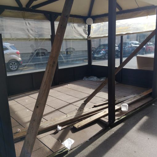 Dehors trasformati in dormitori, marciapiedi latrine e camper ovunque