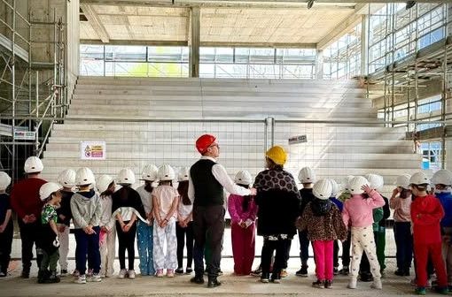 Bambini in visita al cantiere della nuova scuola di Nichelino