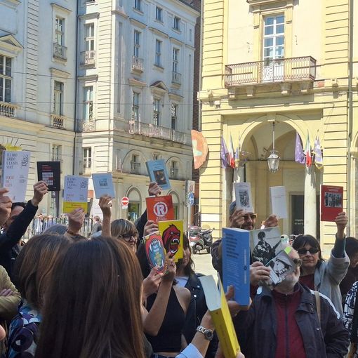 Flash mob dei librai davanti al Comune di Torino
