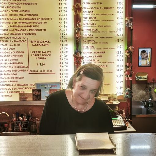 Nadia Villani, la titolare de 'La Crêperie' che rischia lo sfratto a 66 anni