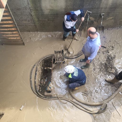 Volontari della protezione civile in azione